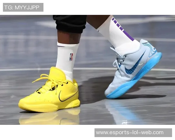 一周球星球鞋上脚精选 足球场上最炫目鞋款展示